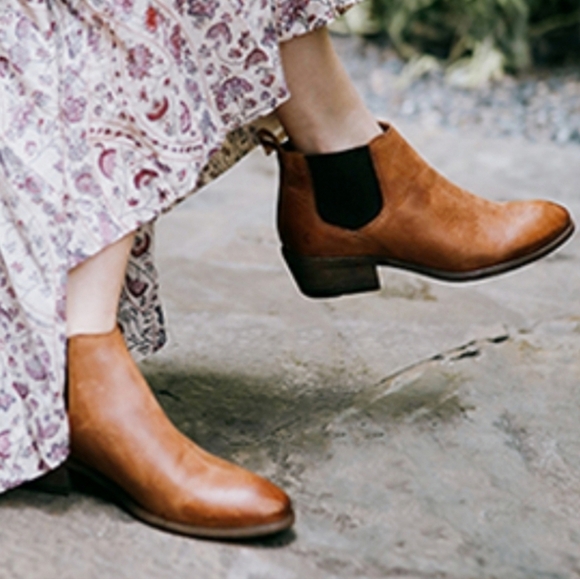Frye Carson Chelsea Cognac Brown Leather Ankle Booties Size 9 - Picture 2 of 9